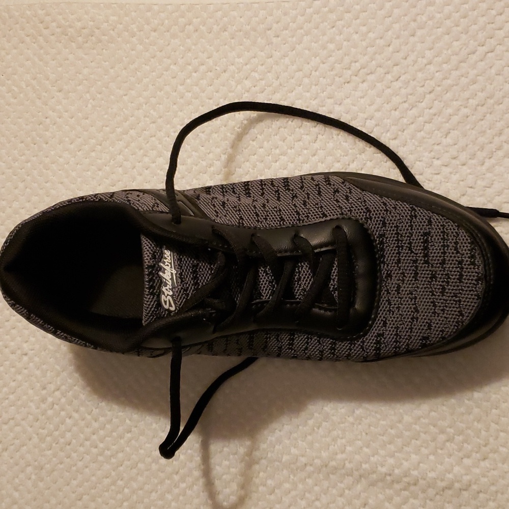 KR Strikeforce black flyer mesh bowling shoes size 8.5